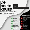 Matzwarte deurklink met vierkant rozet. Goede keuze door RVS, moderne look en makkelijke montage.