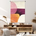 Tapisserie abstraite avec de grandes formes superposées en rose, violet, orange et crème, accrochée au-dessus d'une commode en bois.