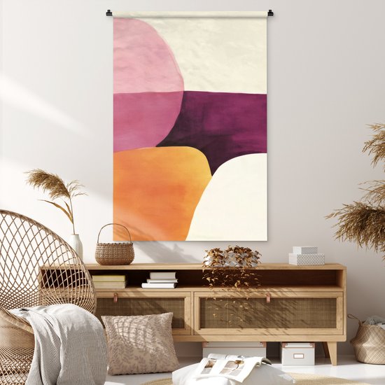 Tapisserie abstraite avec de grandes formes superposées en rose, violet, orange et crème, accrochée au-dessus d'une commode en bois.