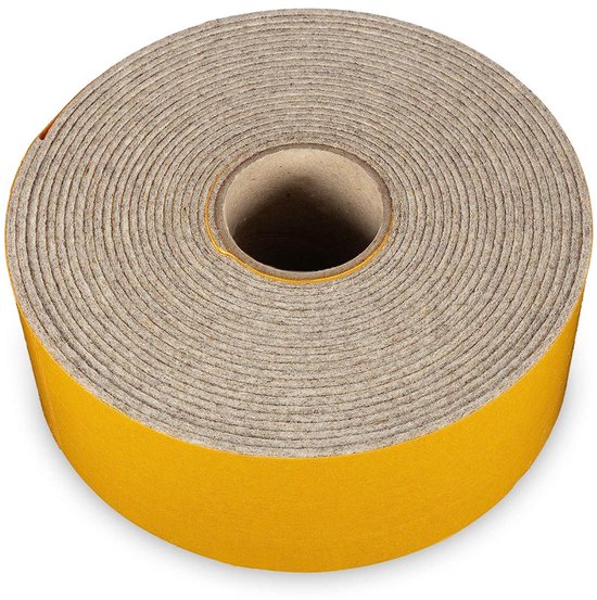 Een rol grijs, gemêleerd plakvilt met een gele zelfklevende achterkant, 50mm breed en 2mm dik.