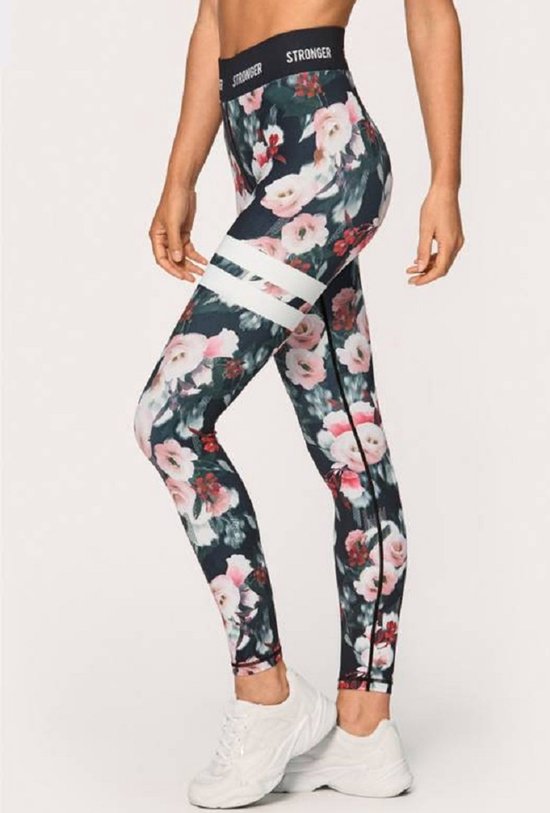 Sportlegging met donkere achtergrond met grote roze en witte bloemen. Elastische band met 'Stronger' tekst.