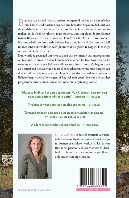 Vrouw met blond haar en krullen, staand, kijkend naar de camera, met op de achtergrond een grijze blazer.