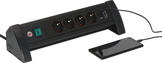 Zwarte stekkerdoos met 4 stopcontacten, USB-poorten en een smartphone aangesloten op een USB-poort.