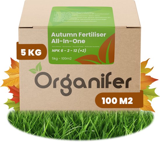 Een kartonnen doos van Organifer Najaarsmest All-In-One, 5kg voor 100m2. De doos staat op gras met herfstbladeren.