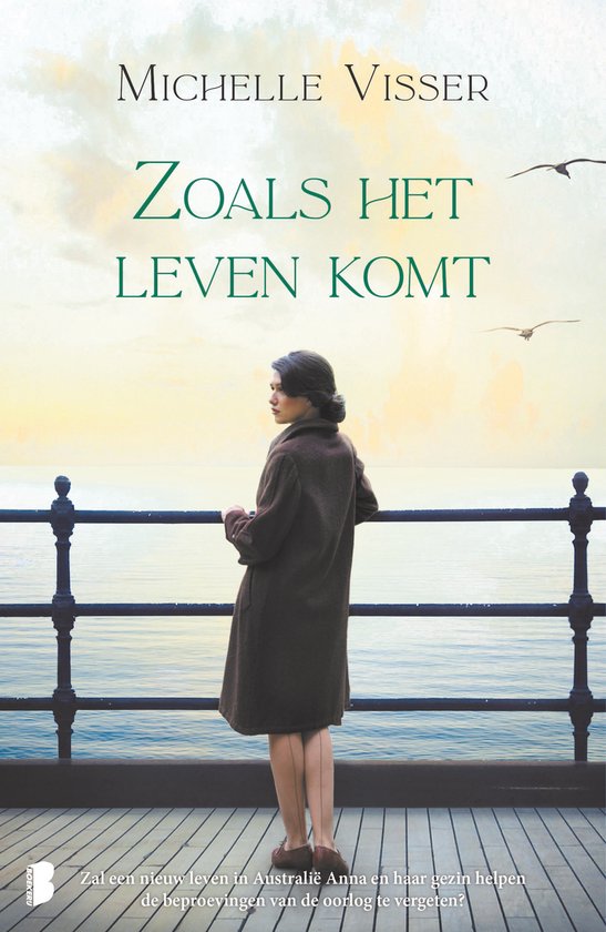Een vrouw in een bruine jas staat op een pier en kijkt naar de zee. De titel 'Zoals het leven komt' staat bovenaan.