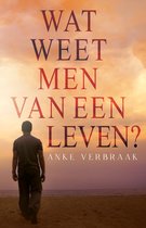 Boekomslag met de tekst 'WAT WEET MEN VAN EEN LEVEN?' en een man die naar de zee loopt bij zonsondergang.