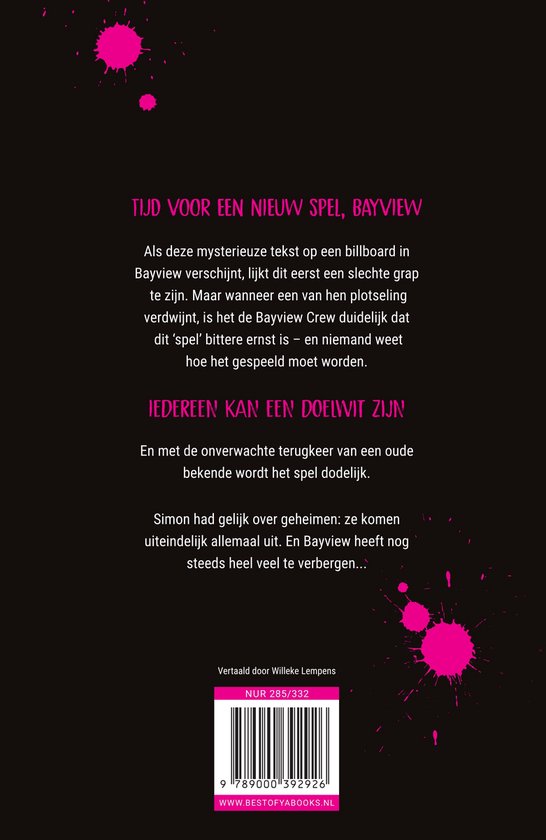 Boekomslag met roze verfspatten. De tekst luidt: "TIJD VOOR EEN NIEUW SPEL, BAYVIEW" en "IEDEREEN KAN EEN DOELWIT ZIJN".