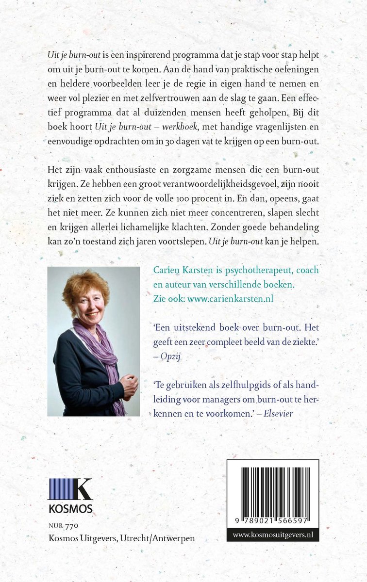 Vrouw met halflang blond haar, lachend, met paarse sjaal om haar nek.