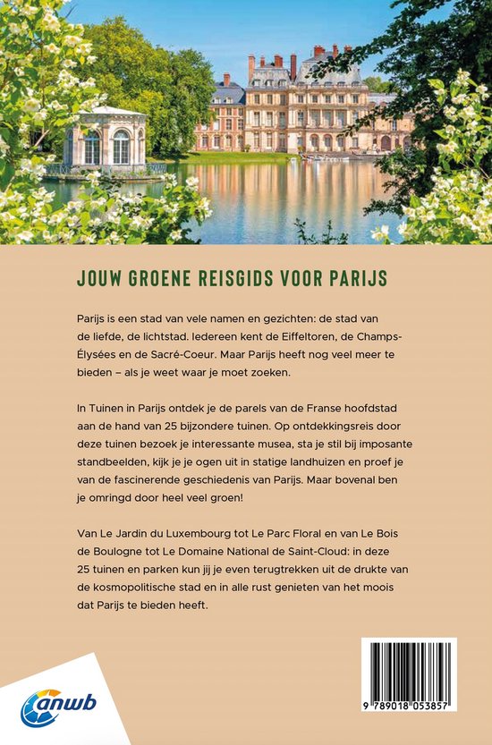 Château de Fontainebleau, omringd door groen, met een weerspiegeling in het water.