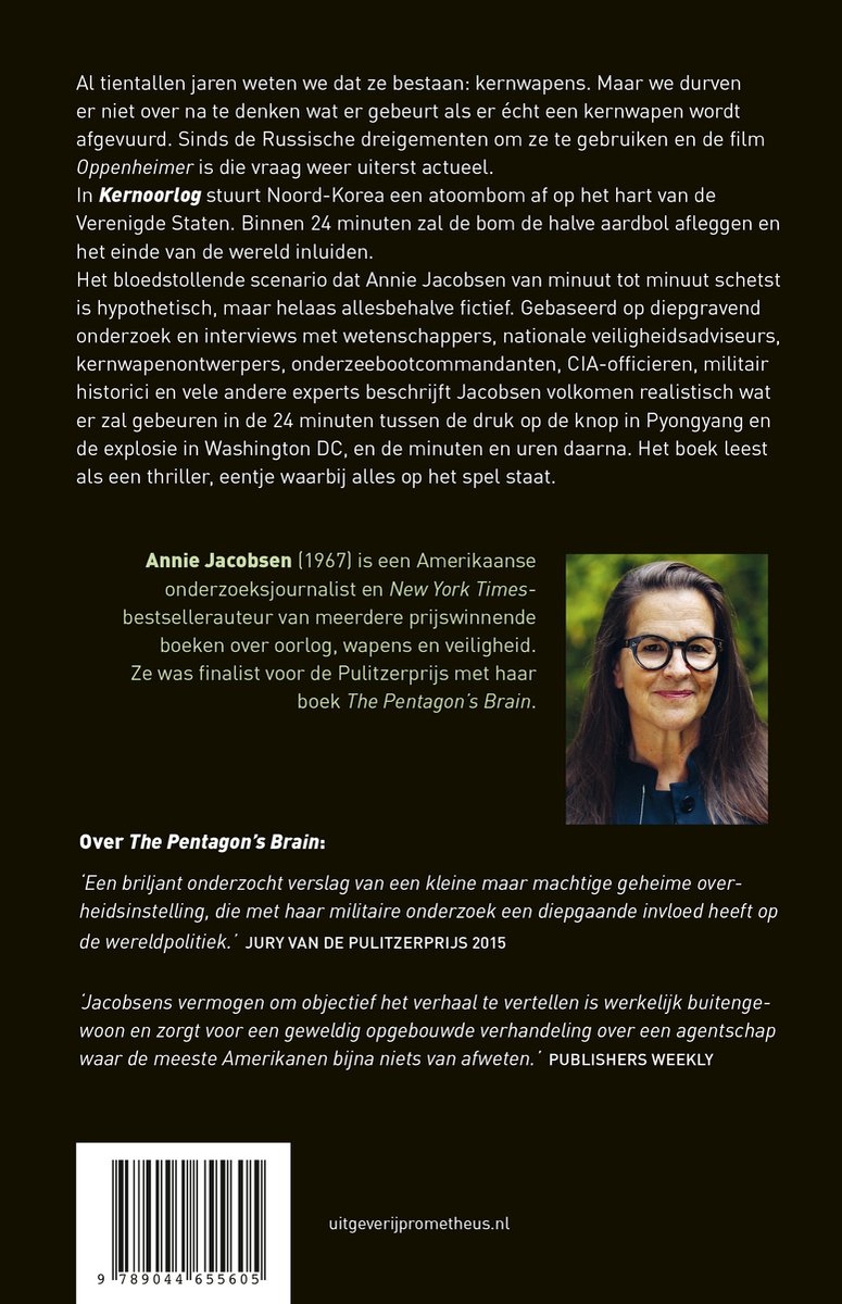 Achterkant van het boek met tekst en een foto van de auteur Annie Jacobsen.
