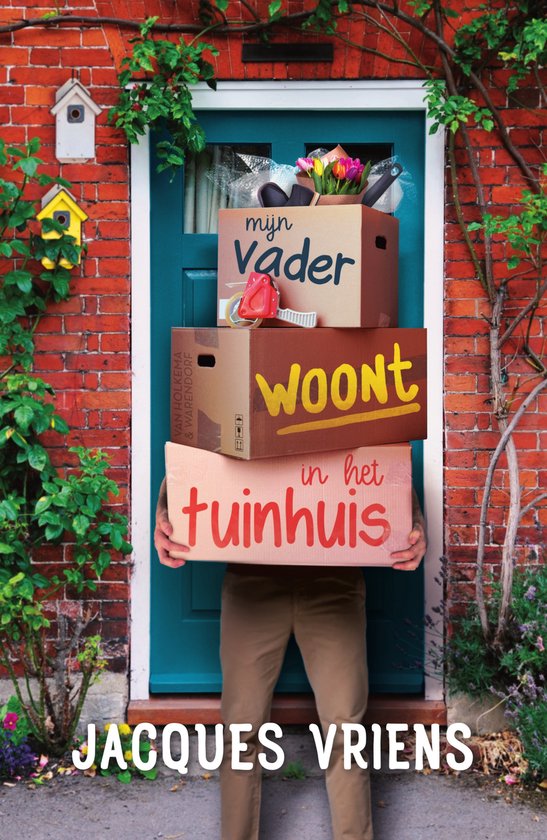 Man met bruine broek draagt gestapelde dozen met tekst 'Mijn vader woont in het tuinhuis'.