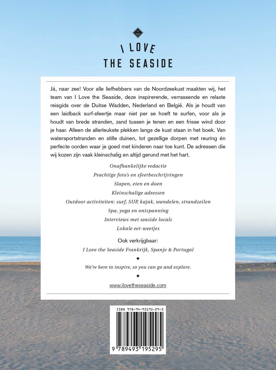 Boekomslag met de titel 'I LOVE THE SEASIDE NOORDZEEKUST'. Tekst beschrijft inhoud over de Noordzeekust, surfspots, en meer. Achtergrond met strand en zee.