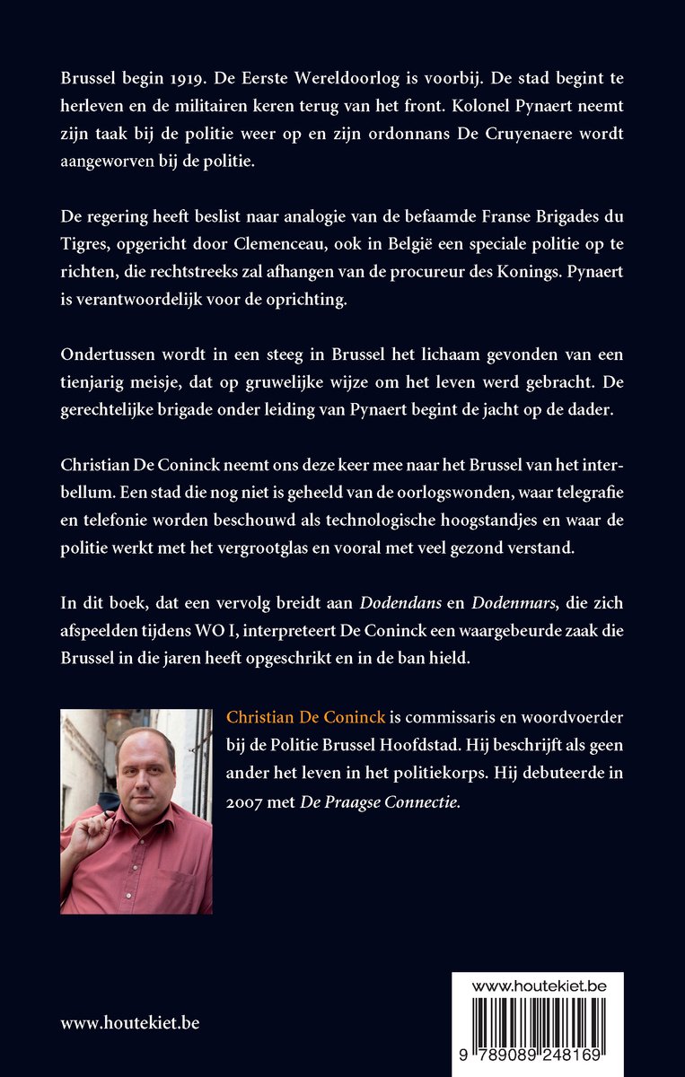 Achterkant boek "Dodensteeg" met tekst en een foto van Christian De Coninck.