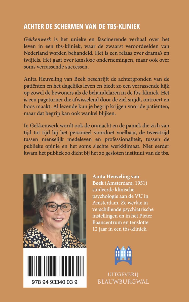 Foto van Anita Heuveling van Beek, auteur van 'Gekkenwerk', met bril en zwart-wit gestreept shirt.