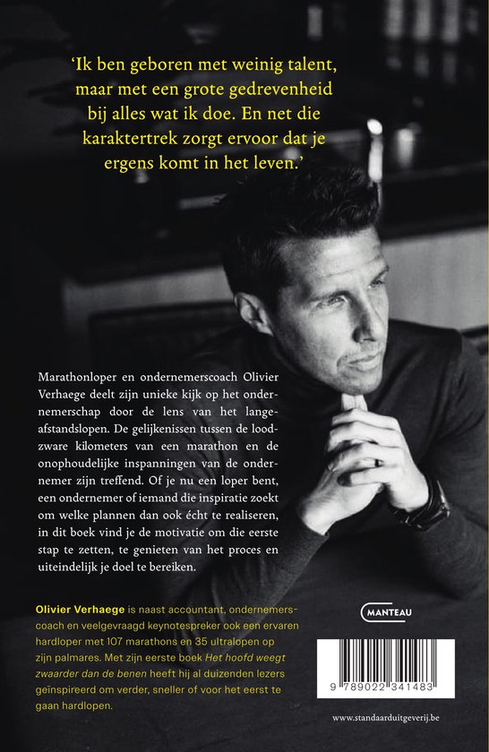 Een man in een coltrui met zijn handen gevouwen, met de tekst 'Ik ben geboren met weinig talent, maar met een grote gedrevenheid bij alles wat ik doe. En net die karaktertrek zorgt ervoor dat je ergens komt in het leven.'
