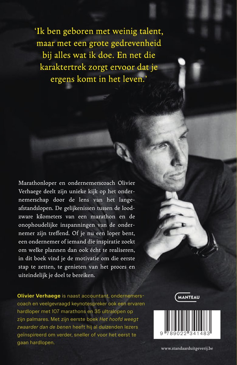 Een man in een coltrui met zijn handen gevouwen, met de tekst 'Ik ben geboren met weinig talent, maar met een grote gedrevenheid bij alles wat ik doe. En net die karaktertrek zorgt ervoor dat je ergens komt in het leven.'