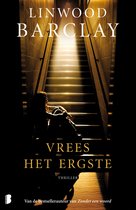 Boekomslag 'Vrees het ergste' van Linwood Barclay. Een vrouw zit op een trap, belicht door een felle lamp boven.