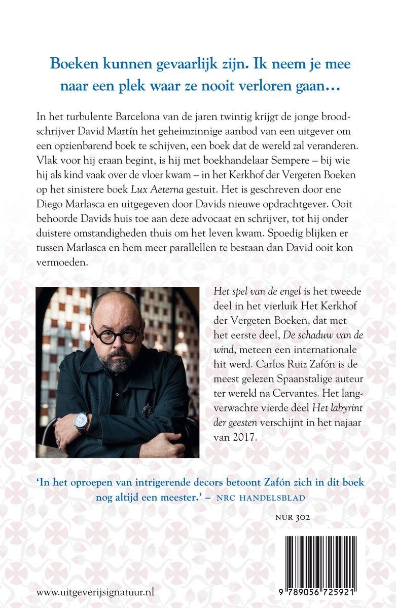 Boek met foto van David Martín en tekst "Boeken kunnen gevaarlijk zijn. Ik neem je mee naar een plek waar ze nooit verloren gaan..."