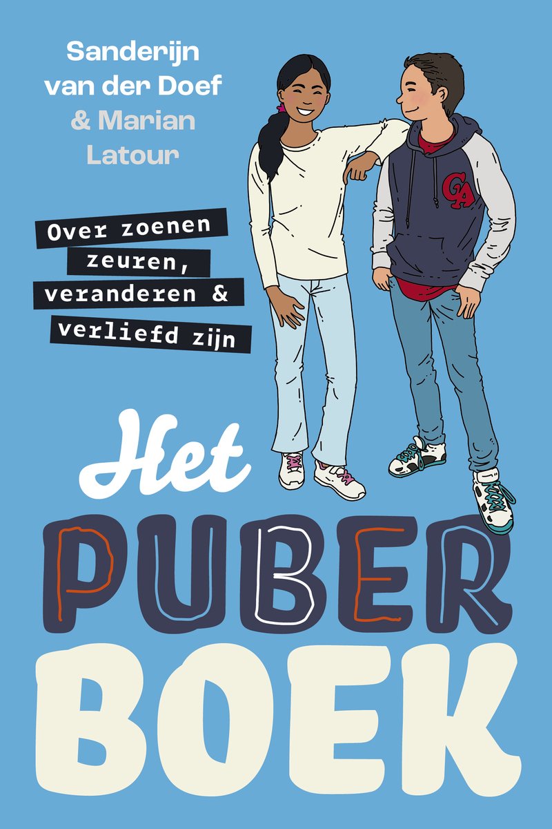 Twee tieners, een meisje met een witte trui en spijkerbroek, en een jongen met een hoodie, staan lachend naast elkaar op een blauwe achtergrond. De titel 'Het puberboek' staat groot afgedrukt.