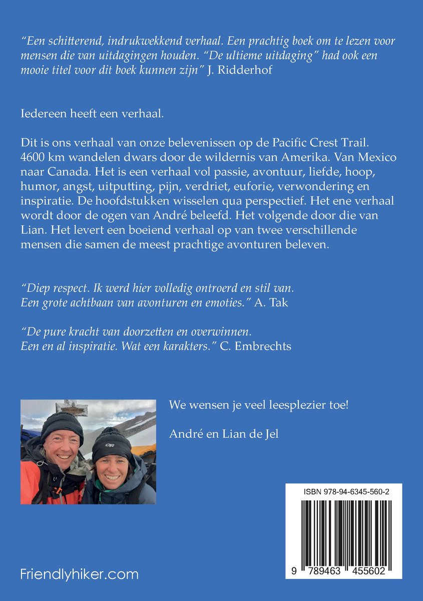 Twee lachende wandelaars, André en Lian, met rugzakken en petten, op een zonnige dag.