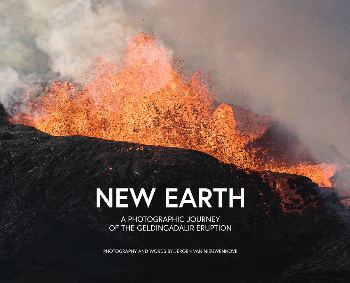 Boekomslag 'New Earth' met een vurige vulkaanuitbarsting van de Geldingadalir eruptie. Text: 'NEW EARTH A PHOTOGRAPHIC JOURNEY OF THE GEL অবস্থানেরGADINGADALIR ERUPTION'.