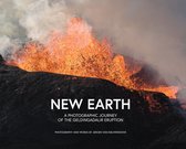 Boekomslag 'New Earth' met een vurige vulkaanuitbarsting van de Geldingadalir eruptie. Text: 'NEW EARTH A PHOTOGRAPHIC JOURNEY OF THE GEL অবস্থানেরGADINGADALIR ERUPTION'.