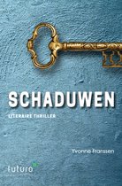 Gouden sierlijke sleutel op een blauwe, getextureerde achtergrond, met de titel "SCHADUWEN" en "LITERAire THRILLER" geschreven in witte letters.