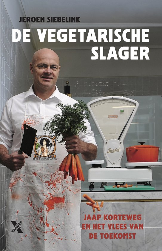 Jeroen Siebelink in schort, met wortels en een slagersmes, naast een weegschaal en oranje pan.