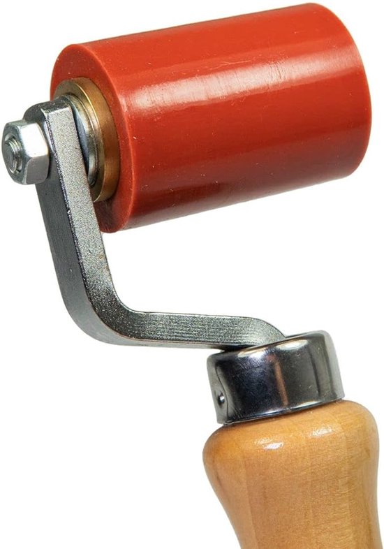 Rode siliconen roller met metalen frame en houten handvat.
