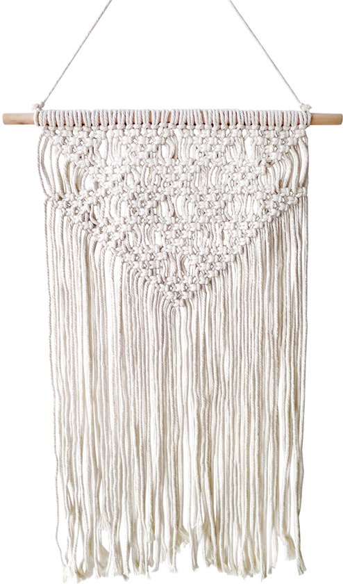 Crème macramé wandkleed met een ruitvormig patroon en lange franjes, opgehangen aan een houten stok.