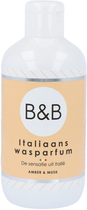 Witte fles B&B Italiaanse wasparfum Amber & Musk met oranje label met B&B logo.
