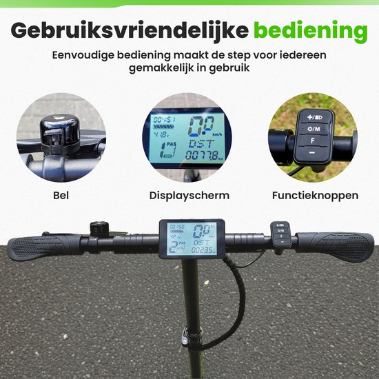 Close-up van het stuur van een zwarte elektrische step met digitaal display, bel en bedieningsknoppen.