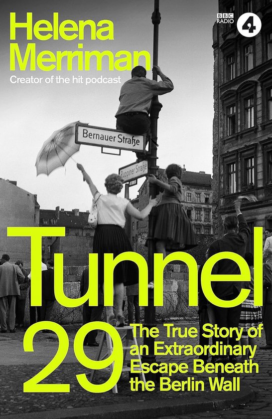 Boekomslag 'Tunnel 29' door Helena Merriman. Zwart-wit foto met felgekleurde tekst. Een man klimt op een paal met straatnaamborden.