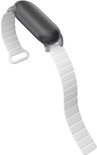Grijze Plaude NotePin met een doorschijnende witte band, gedragen als horloge.