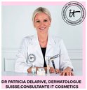 Dr. Patricia Delarive, Zwitserse dermatoloog, consultant IT Cosmetics, draagt een witte doktersjas en zit aan een tafel met producten.