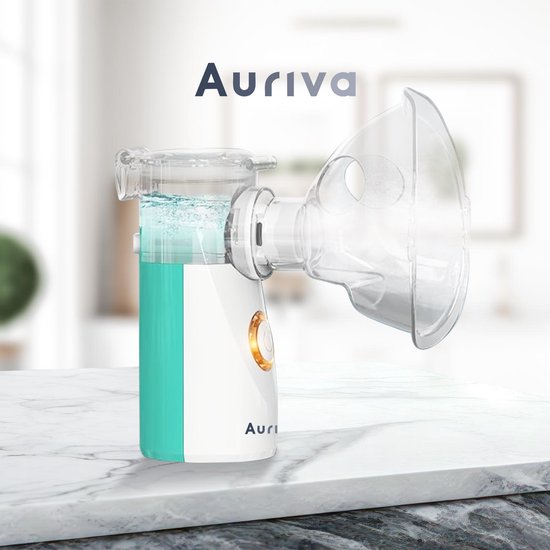 Auriva vernevelaar met turquoise en witte behuizing, gevuld met vloeistof, op een marmeren ondergrond.