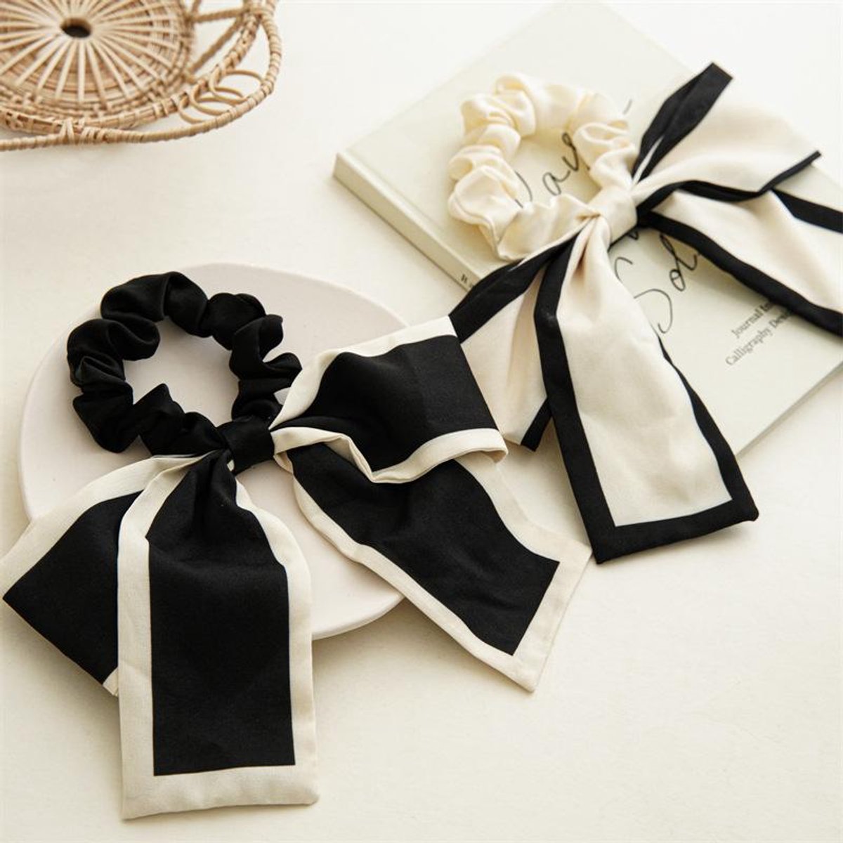 Duo Satin Bow Scrunchies – Zwart & Wit
