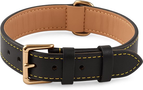 Zwarte leren halsband met gele stiksels, een gouden gesp en een D-ring, tegen een witte achtergrond.