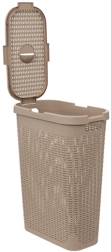 Beige wasmand van gevlochten kunststof met deksel, opengewerkt met handgrepen.