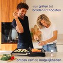 Man en vrouw lachen terwijl ze koken op een Safecourt contactgrill. De vrouw grilt zalm, de man doet iets met pepers.
