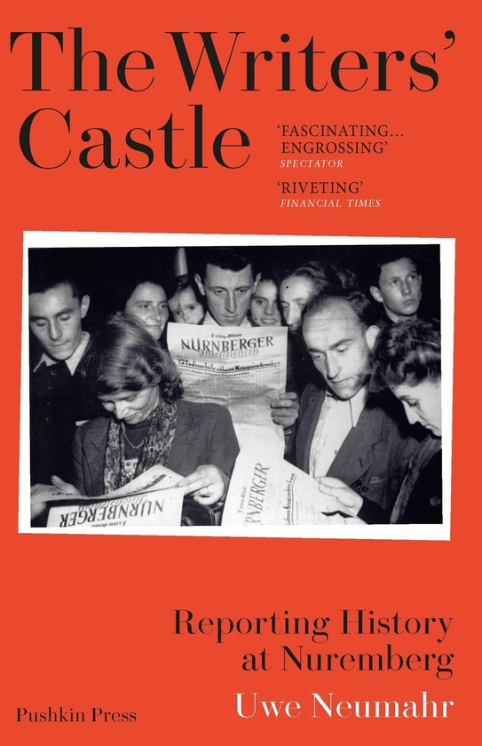 Boekcover 'The Writers' Castle' met zwart-witfoto van mensen die kranten lezen met de kop 'Nürnberger'