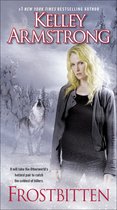 Boekomslag met een vrouw met blond haar en een wolf in een besneeuwd landschap. Titel: Frostbitten.