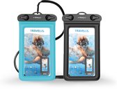 Twee Travelly waterdichte telefoonhoesjes, één turquoise en één zwart, met een jongen die zwemt op de afbeelding.