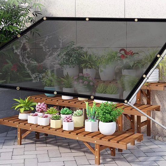 Een transparant zeil boven een houten rek met planten, met schaduwpatronen op het zeil.