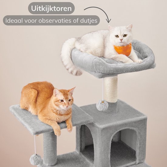 Close-up van de grijze kattenkrabpaal. Een witte kat met oranje sjaal op een plateau, een oranje kat op een ander plateau.
