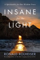 Boek kaft met de titel 'INSANE for the LIGHT A Spirituality for Our Wisdom Years' van Ronald Rolheiser. Zee en rotsen bij zonsondergang.