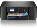Zwarte Brother DCP-J1310W printer met papier dat uit de uitvoerlade komt.