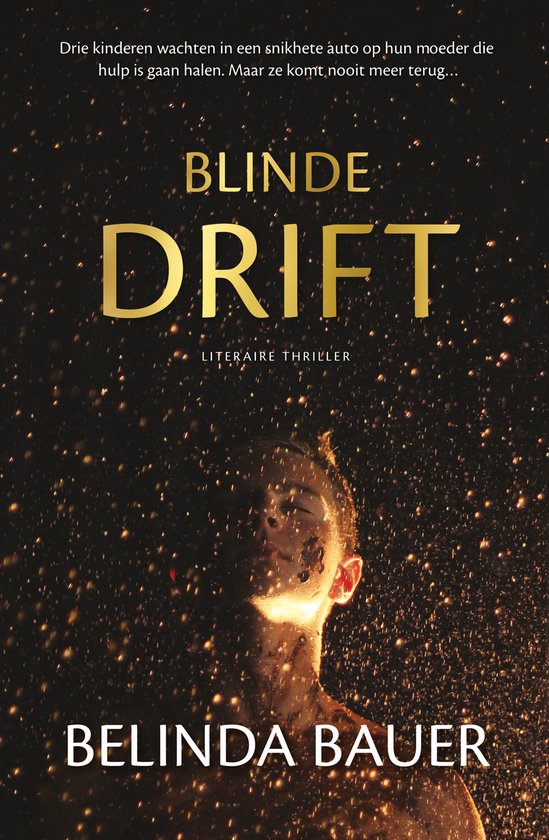 Boekomslag van 'Blinde Drift'. Een jong persoon met parels op het gezicht kijkt omhoog naar vallende gouden deeltjes. Titel in goudkleurige letters.