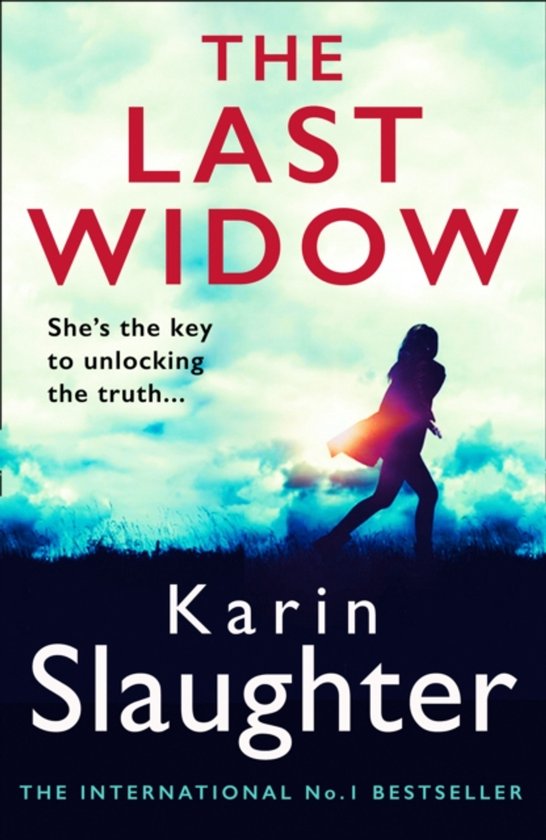 Boek 'The Last Widow' van Karin Slaughter. Vrouw silhouet in de schemering, rode tekst 'The Last Widow'.
