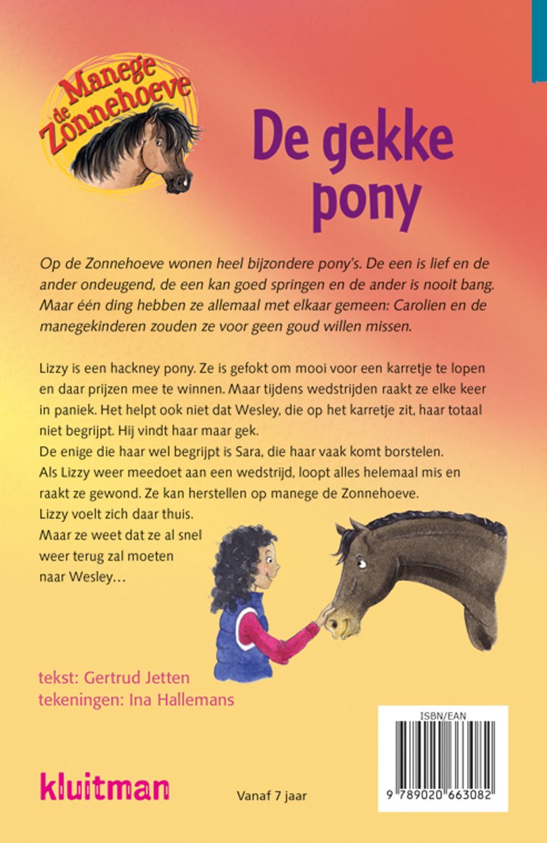 Een bruine pony met een lange staart, met de snuit tegen het gezicht van een meisje. De titel is 'De gekke pony'.
